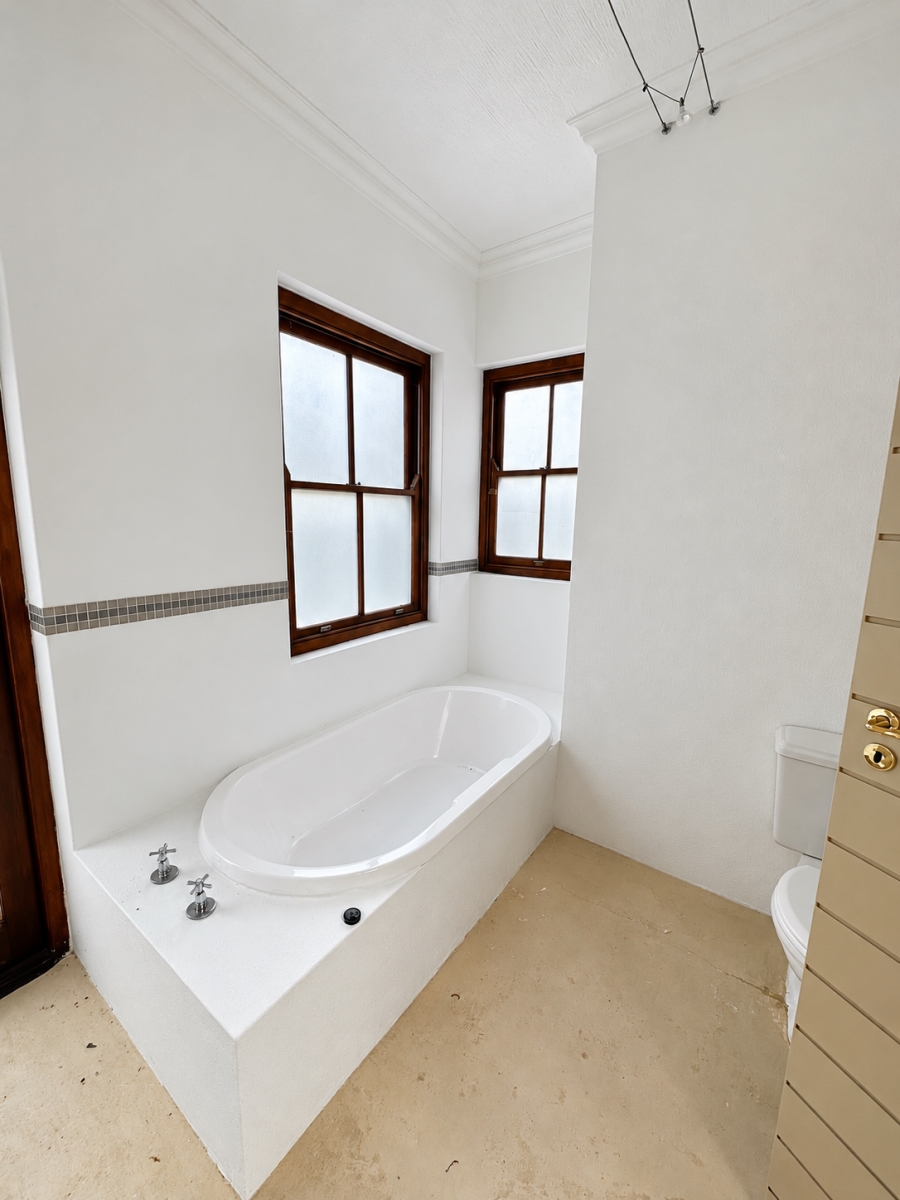 5 Bedroom Property for Sale in North Oaks Western Cape